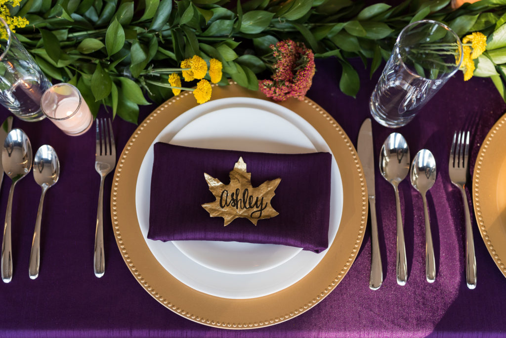 thanksgiving place setting ideas in purple and gold with maple leaf