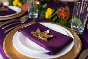 Looking for simple and elegant ideas for your Thanksgiving table decor? You'll love this purple and gold Thanksgiving tablescape, DIY place cards, table settings and centerpieces! All the inspiration you need to set a beautiful holiday table is right here! #Thanksgiving #Thanksgivingtable #holidaydecor #ThanksgivingDinner #ThanksgivingTablescapes