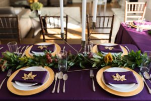 Looking for simple and elegant ideas for your Thanksgiving table decor? You'll love this purple and gold Thanksgiving tablescape, DIY place cards, table settings and centerpieces! All the inspiration you need to set a beautiful holiday table is right here! #Thanksgiving #Thanksgivingtable #holidaydecor #ThanksgivingDinner #ThanksgivingTablescapes