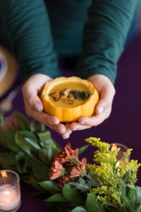 Looking for simple and elegant ideas for your Thanksgiving table decor? You'll love this purple and gold Thanksgiving tablescape, DIY place cards, table settings and centerpieces! All the inspiration you need to set a beautiful holiday table is right here! #Thanksgiving #Thanksgivingtable #holidaydecor #ThanksgivingDinner #ThanksgivingTablescapes