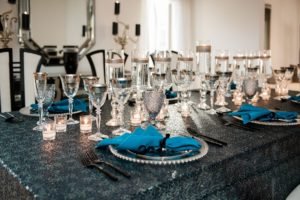 Gorgeous ideas for setting a beautiful Hanukkah dinner table. Inspired by the traditional Festival of Lights, this tablescape will inspire your table settings, table decor and party decorations. #hanukkah #tablescape #chanukah #tabledecor #dinnerparty