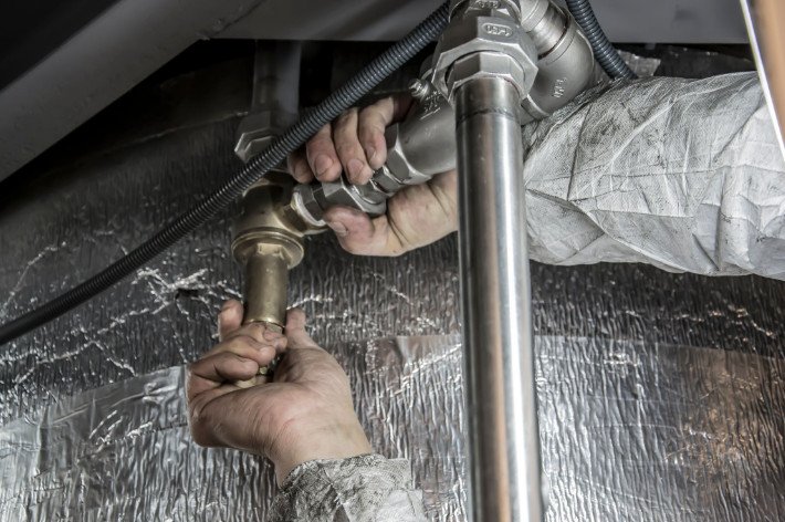 what-to-do-fast-when-a-pipe-bursts-at-home-1