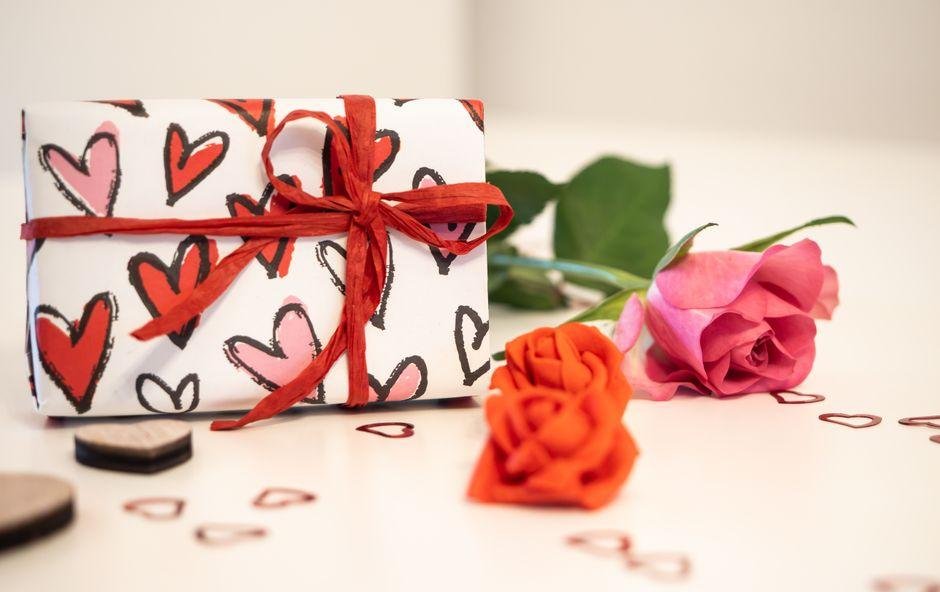 how-to-choose-a-gift-that-feels-personal-without-f-1