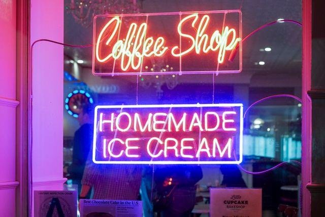 signs-help-customers-find-what-they-need-1