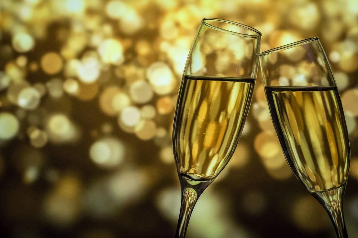 how-to-plan-a-luxurious-anniversary-celebration-yo-1